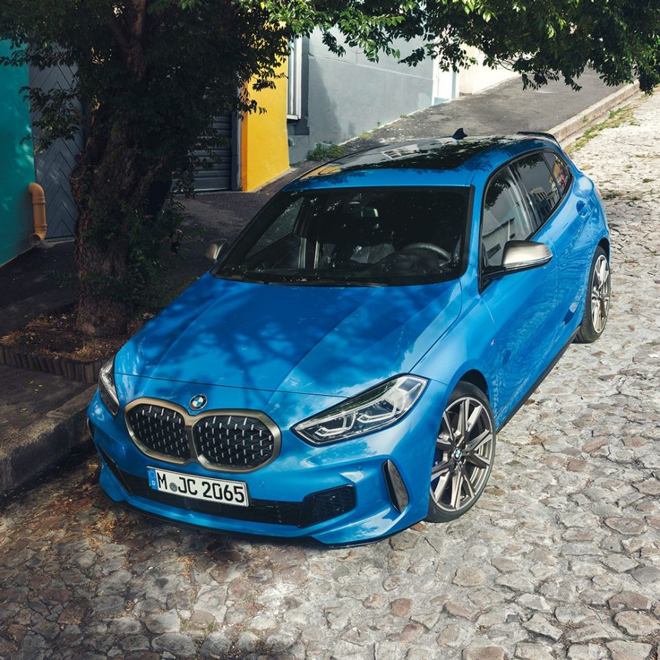 BMW Serie 1 2019 en color Misano Blau metalizado, vista aÃ©rea aparcado junto a la carretera.