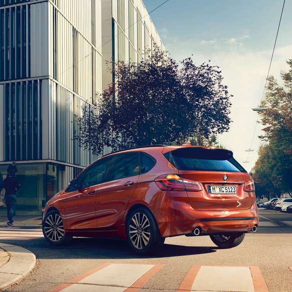 Dinamismo de conducción BMW Serie 2 Active Tourer Dinamismo de conducción BMW Serie 2 Active Tourer 220i F45 2018 Sunset Orange metalizado, vista de tres cuartos de la zaga