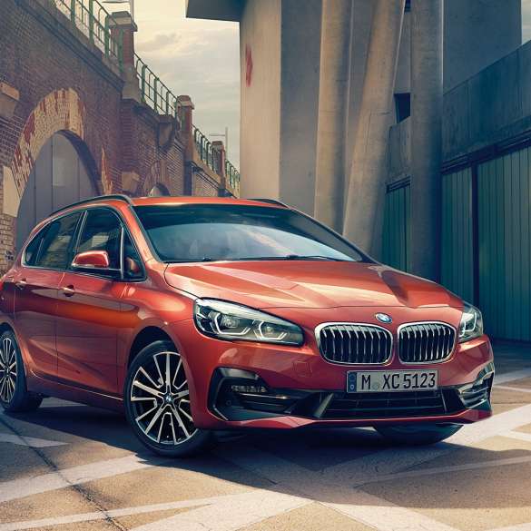 Exterior BMW Serie 2 Active Tourer BMW Serie 2 Active Tourer F45 Renovación 2018 Sunset Orange metalizado, vista de tres cuartos del frontal, aparcado en un callejón