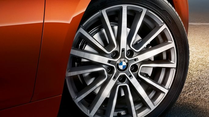 Llantas de aleación BMW Serie 2 Active Tourer Llantas BMW Serie 2 Active Tourer F45 Renovación 2018 Sunset Orange metalizado, primer plano de rueda