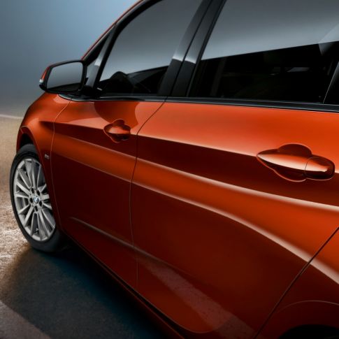 Primer plano del lateral BMW Serie 2 Active Tourer BMW Serie 2 Active Tourer F45 Renovación 2018 Sunset Orange metalizado, primer plano del lateral