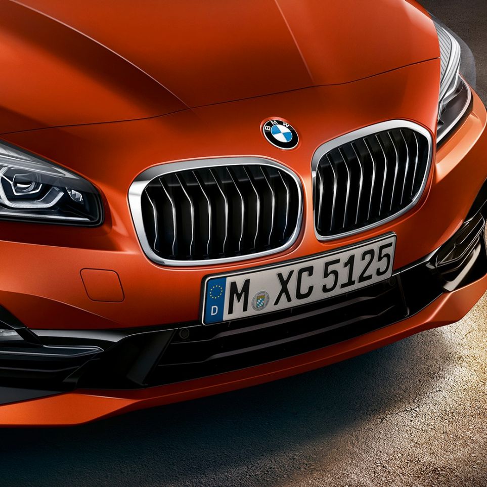 Parrilla doble BMW Serie 2 Active Tourer Parrilla doble BMW Serie 2 Active Tourer F45 Renovación 2018 Sunset Orange metalizado, primer plano del frontal