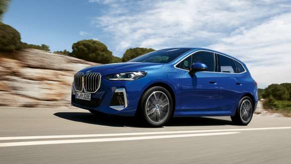 BMW Serie 2 Active Tourer 230e Híbrido Enchufable U06 2021 en marcha por la carretera BMW Serie 2 Active Tourer 230e Híbrido Enchufable U06 2021 M Portimao Blue metalizado, vista de tres cuartos del lateral, en marcha por la carretera