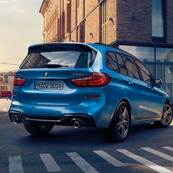 Exterior BMW Serie 2 Gran Tourer F46 Exterior del BMW Serie 2 Gran Tourer 220d xDrive F46 Facelift 2018 Misano Blau, vista de tres cuartos de la zaga en el centro de la ciudad