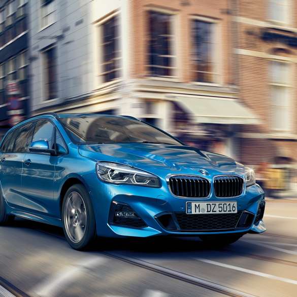 Dinamismo de conducción BMW Serie 2 Gran Tourer F46 Dinamismo de conducción del BMW Serie 2 Gran Tourer F46 Facelift 2018 Misano Blau metalizado, vista de tres cuartos del frontal en el centro de la ciudad
