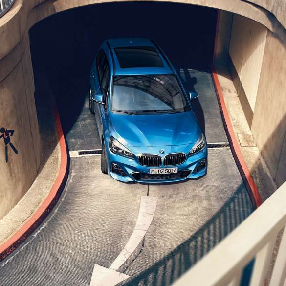 BMW Serie 2 Gran Tourer en marcha en un aparcamiento F46 BMW Serie 2 Gran Tourer F46 Facelift 2018 Misano Blau metalizado, vista aérea circulando en un aparcamiento de varias plantas