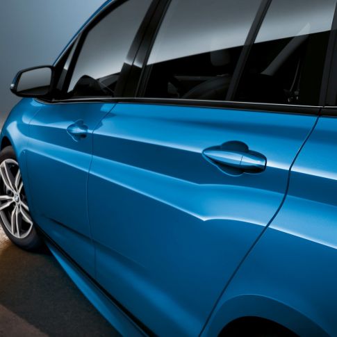 Parte lateral BMW Serie 2 Gran Tourer F46 Sección lateral del BMW Serie 2 Gran Tourer F46 Facelift 2018 Misano Blau metalizado, detalle