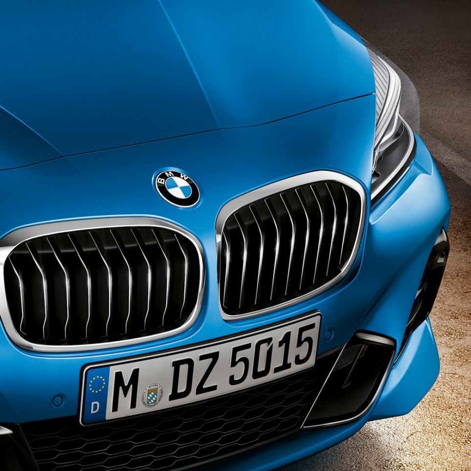 Parrilla doble BMW Serie 2 Gran Tourer F46 Parrilla doble del BMW Serie 2 Gran Tourer F46 Facelift 2018 Misano Blue metalizado, detalle del frontal