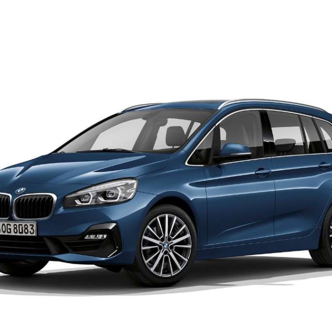 Vista de tres cuartos del frontal BMW Serie 2 Gran Tourer Acabado Advantage BMW Serie 2 Gran Tourer 218i Acabado Advantage F46 Renovación 2018 Mediterranblau metalizado, vista de tres cuartos del frontal