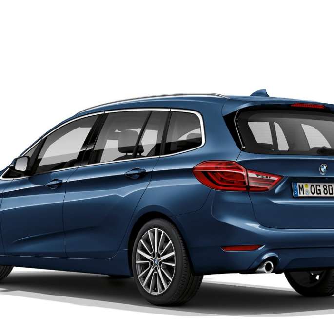 Vista de tres cuartos de la zaga BMW Serie 2 Gran Tourer Acabado Advantage BMW Serie 2 Gran Tourer 218i Acabado Advantage F46 Renovación 2018 Mediterranblau metalizado, vista de tres cuartos de la zaga