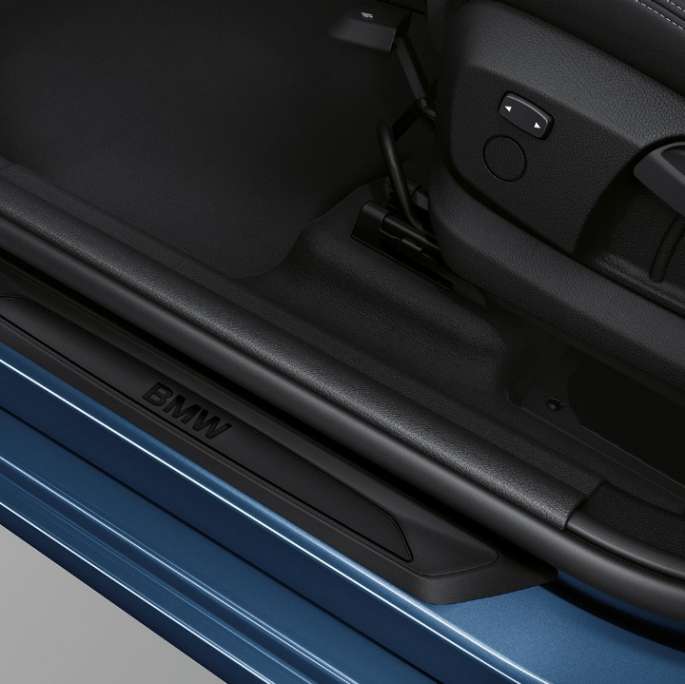 Molduras de entrada BMW Serie 2 Gran Tourer Acabado Advantage Molduras de entrada BMW Serie 2 Gran Tourer 218i Acabado Advantage F46 Renovación 2018 Mediterranblau metalizado, primer plano