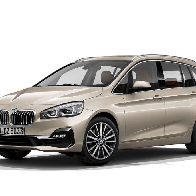 Vista de tres cuartos del frontal BMW Serie 2 Gran Tourer Acabado Luxury BMW Serie 2 Gran Tourer 218d xDrive Acabado Luxury F46 Renovación 2018 Jucarbeige metalizado, vista de tres cuartos del frontal