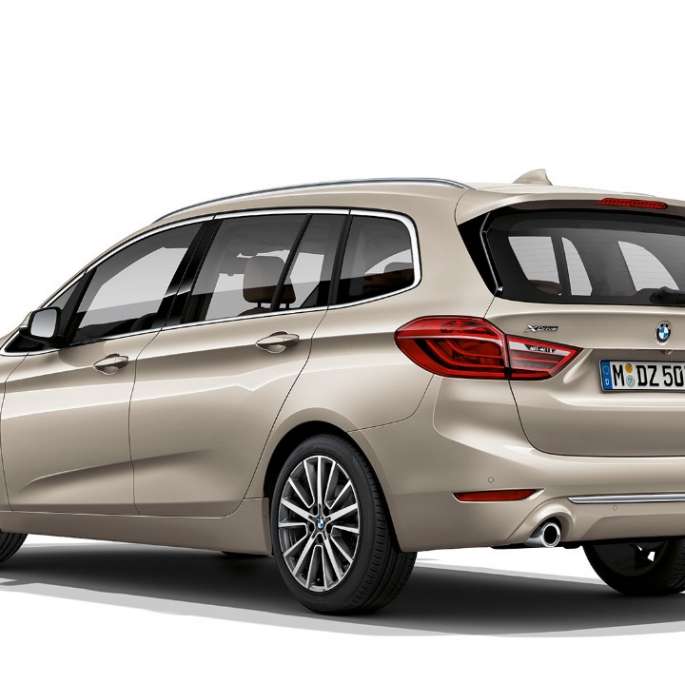 Vista de tres cuartos de la zaga BMW Serie 2 Gran Tourer Acabado Luxury BMW Serie 2 Gran Tourer 218d xDrive Acabado Luxury F46 Renovación 2018 Jucarbeige metalizado, vista de tres cuartos de la zaga