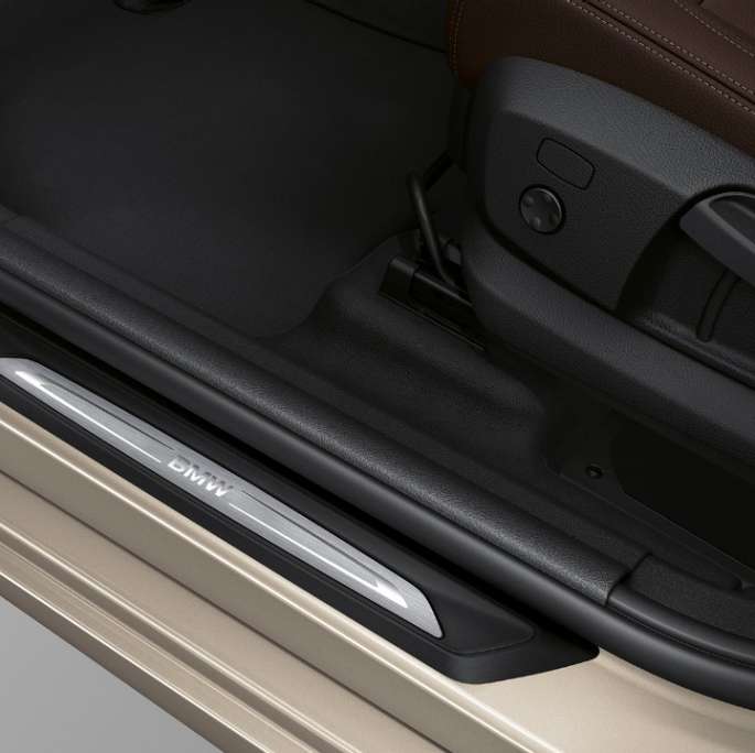 Molduras de entrada BMW Serie 2 Gran Tourer Acabado Luxury Molduras de entrada BMW Serie 2 Gran Tourer 218d xDrive Acabado Luxury F46 2018 Jucarbeige metalizado, primer plano
