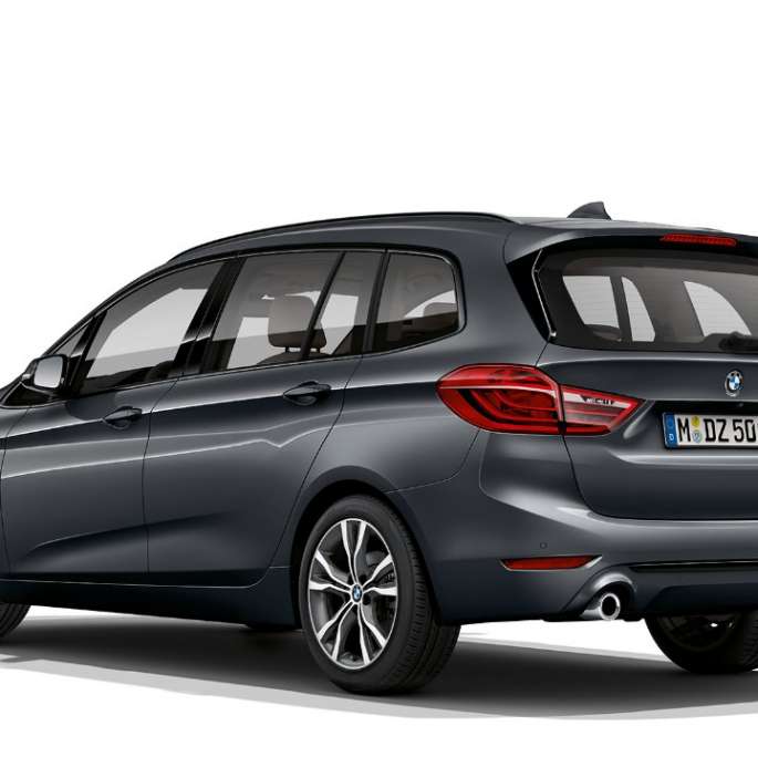 Vista de tres cuartos del frontal BMW Serie 2 Gran Tourer Acabado Sport BMW Serie 2 Gran Tourer 220d Acabado Sport F46 Renovación 2018 Mineralgrau metalizado, vista de tres cuartos del frontal