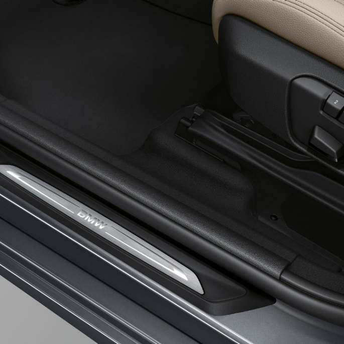 Molduras de entrada BMW Serie 2 Gran Tourer Acabado Sport Molduras de entrada BMW Serie 2 Gran Tourer 220d Acabado Sport F46 2018 Mineralgrau metalizado, primer plano