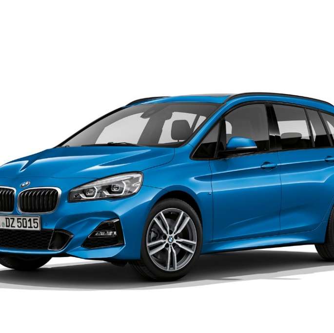 Vista de tres cuartos del frontal, BMW Serie 2 Gran Tourer Acabado M Sport BMW Serie 2 Gran Tourer 220d xDrive Acabado M Sport F46 Renovación 2018 Estoril Blau metalizado, vista de tres cuartos del frontal