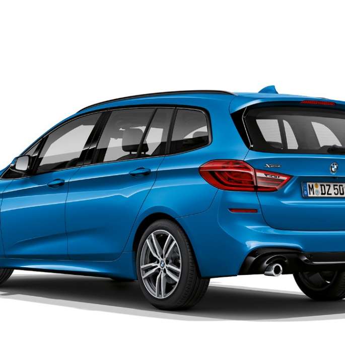 Vista de tres cuartos de la zaga BMW Serie 2 Gran Tourer Acabado M Sport BMW Serie 2 Gran Tourer 220d xDrive Acabado M Sport F46 Renovación 2018 Estoril Blau metalizado, vista de tres cuartos de la zaga