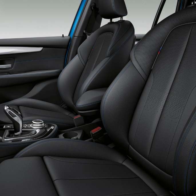 Molduras de entrada BMW Serie 2 Gran Tourer Acabado M Sport Molduras de entrada BMW Serie 2 Gran Tourer 220d xDrive Acabado M Sport F46 2018 Estoril Blau metalizado, primer plano