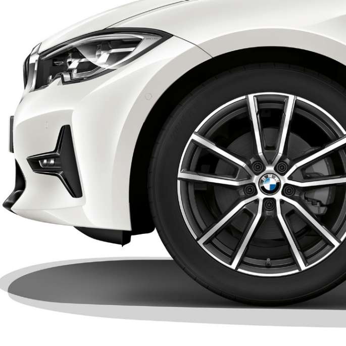 BMW Serie 3, Acabado Sport: llanta de aleación ligera Detalle de llanta de aleación ligera del BMW Serie 3 con equipamiento del Acabado Sport.
