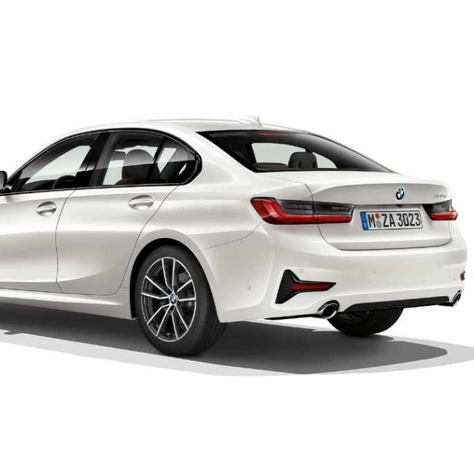 BMW Serie 3 Berlina, Acabado Sport: zaga Imagen de tres cuartos de la zaga del BMW Serie 3 con equipamiento del Acabado Sport.