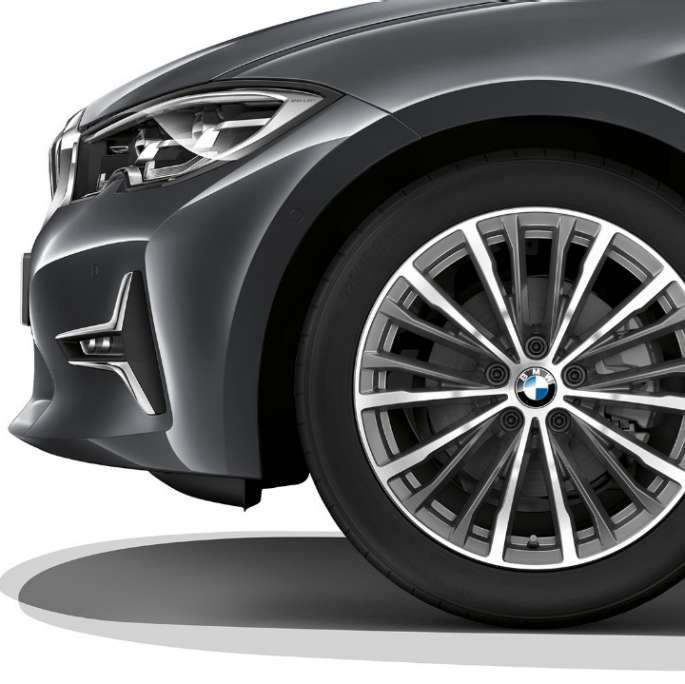 BMW Serie 3, Acabado Luxury: llanta de aleación ligera Detalle de la llanta de aleación ligera del BMW Serie 3 con equipamiento del Acabado Luxury.