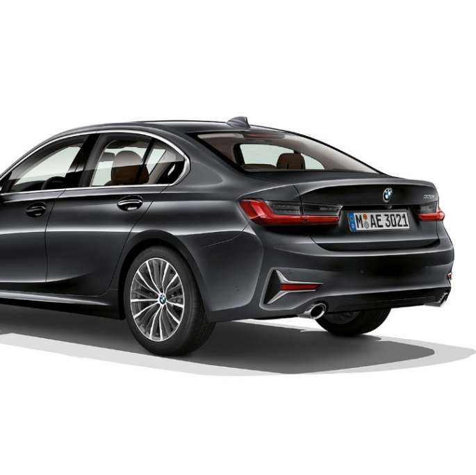 BMW Serie 3 Berlina, Acabado Luxury: zaga Imagen de tres cuartos de la zaga del BMW Serie 3 con equipamiento del Acabado Luxury.