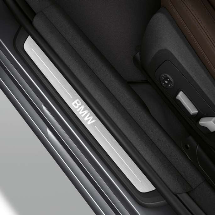 BMW Serie 3, Acabado Luxury: moldura de entrada Vista superior de la moldura de entrada del BMW Serie 3 con equipamiento del Acabado Luxury.