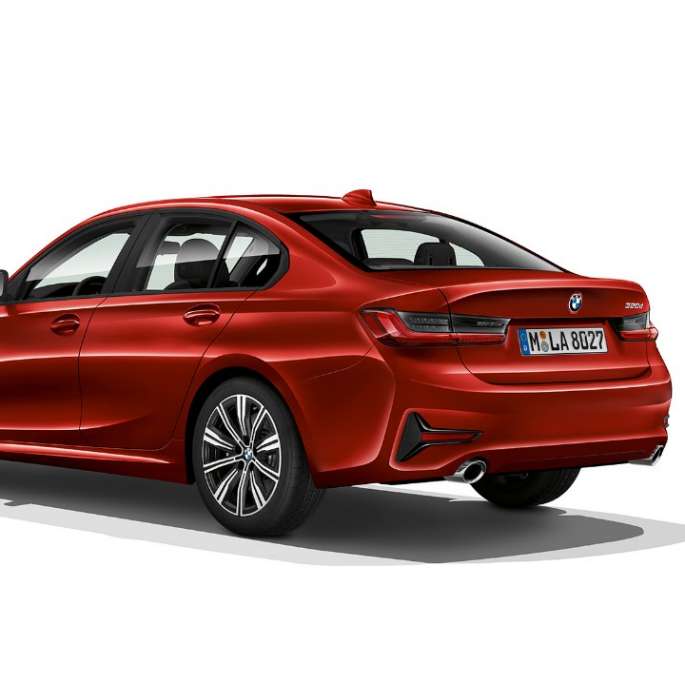 BMW Serie 3 Berlina, parte trasera Imagen de tres cuartos de la parte trasera del BMW Serie 3 con equipamiento del