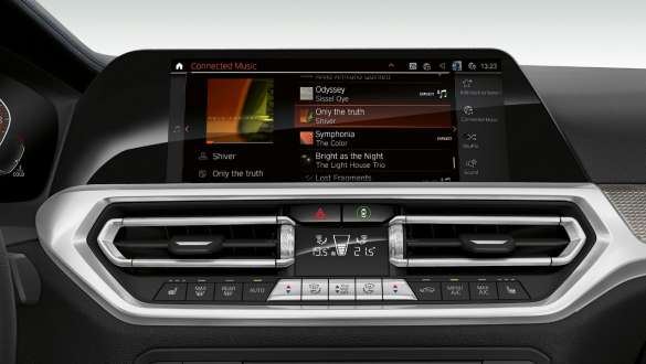 BMW Serie 3, Connected Music Detalle de la parte frontal de la pantalla del puesto de conducción del BMW Serie 3 con Connected Music.