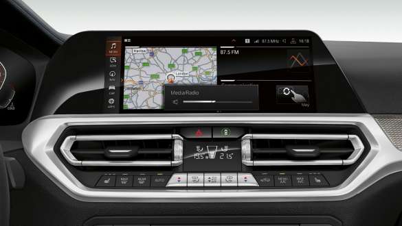 BMW Serie 3, Control de gestos BMW Detalle de la parte frontal de la pantalla del puesto de conducción del BMW Serie 3 con Control de gestos BMW.