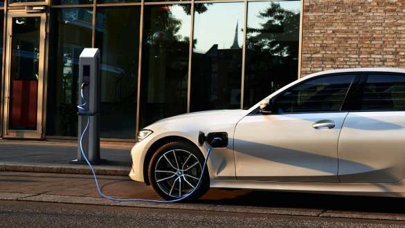 BMW Serie 3 Híbrido Enchufable 2021 G20, vista del lateral BMW Serie 3 Híbrido Enchufable 2021 G20, vista del lateral en el punto de carga