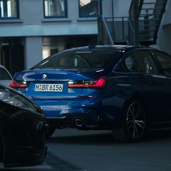 BMW Serie 3, asistente de marcha atrás G20 Detalle de la pantalla del puesto de conducción del BMW Serie 3 con asistente de marcha atrás G20.