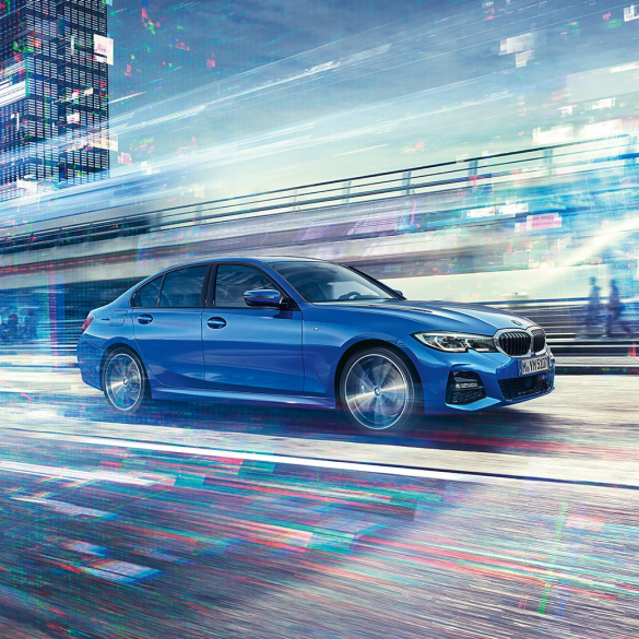BMW Serie 3, vista lateral en marcha Imagen del lateral del BMW Serie 3 en marcha de día en un entorno urbano.