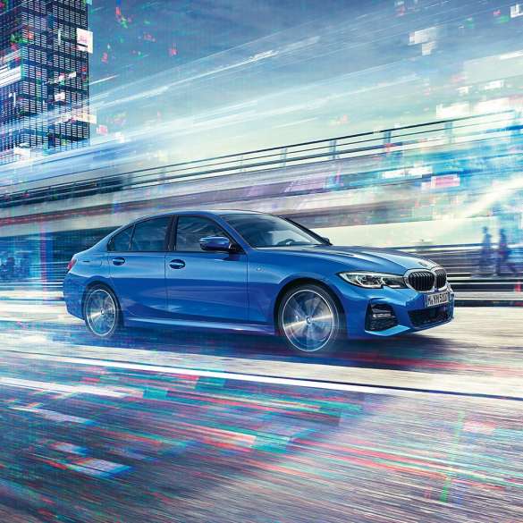 BMW Serie 3, vista lateral en marcha Imagen del lateral del BMW Serie 3 en marcha de día en un entorno urbano.