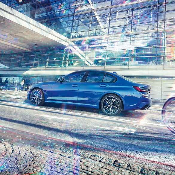 BMW Serie 3, vista lateral Imagen del lateral del BMW Serie 3 de día delante de un edificio de cristal.