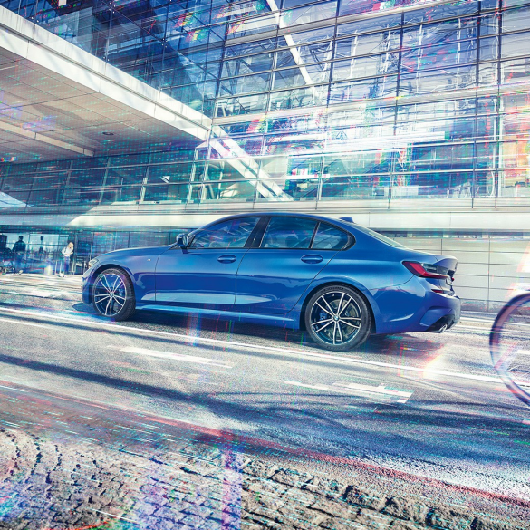 BMW Serie 3, vista lateral Imagen del lateral del BMW Serie 3 de día delante de un edificio de cristal.