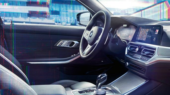 BMW Serie 3, cuadro de instrumentos M Detalle del interior del BMW Serie 3 con una vista lateral del puesto de conducción y un cuadro de instrumentos con pantalla M.