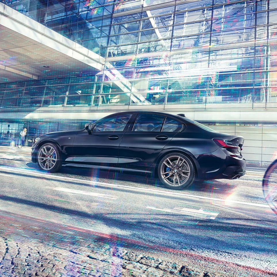 BMW Serie 3, BMW M340i xDrive Vista lateral del BMW M340i xDrive delante de un edificio en la ciudad.