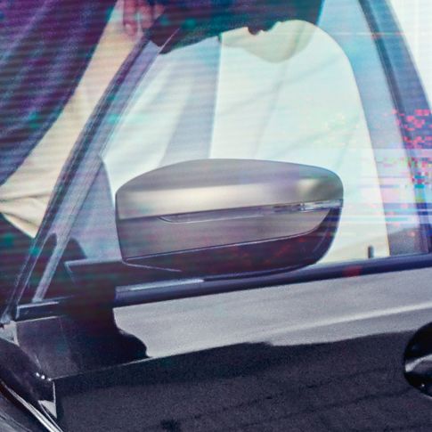 BMW Serie 3, cubiertas de retrovisores Vista detallada de la puerta del conductor abierta con cubiertas de retrovisores en Ceriumgrau metalizado.