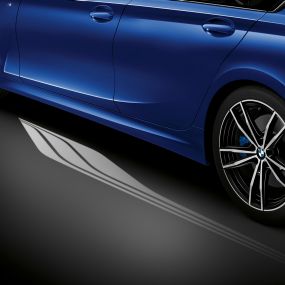 BMW Serie 3, Welcome Light Carpet. Vista lateral detallada de la puerta abierta del conductor con Welcome Light Carpet.