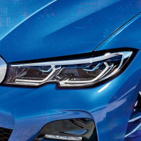 BMW Serie 3 Berlina, Luz láser BMW Detalle del lateral del faro delantero derecho con Luz láser BMW.