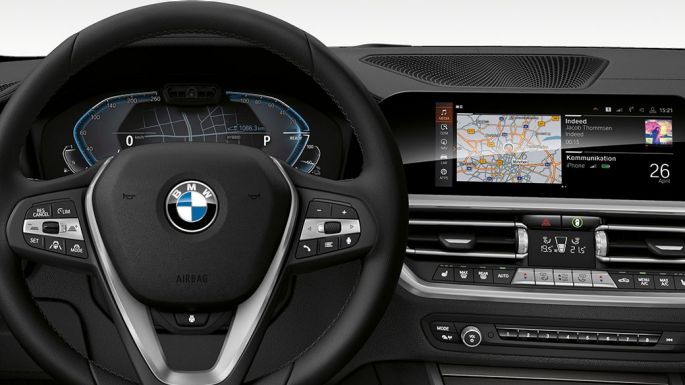 BMW Serie 3, puesto de conducción del BMW 330e Vista frontal detallada del puesto de conducción del BMW Serie 3 con pantalla i.