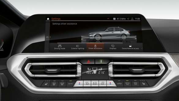 BMW Serie 3 (G20), Driving Assistant Professional. Primer plano frontal del display del puesto de conducción del BMW Serie 3 (G20) con Driving Assistant Professional.