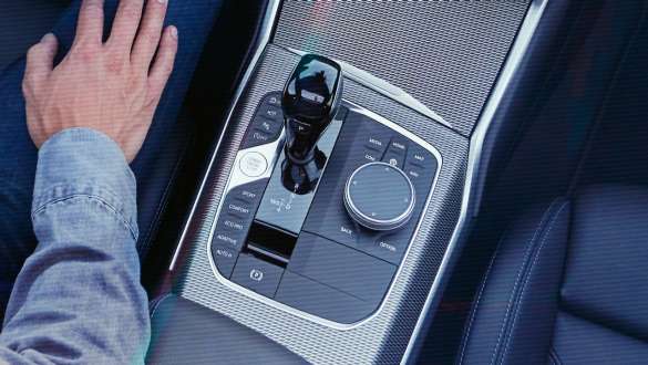 BMW Serie 3 (G20), cambio deportivo Steptronic. Detalle de vista aérea de la consola central del BMW Serie 3 (G20) con palanca de cambio y cambio deportivo Steptronic.
