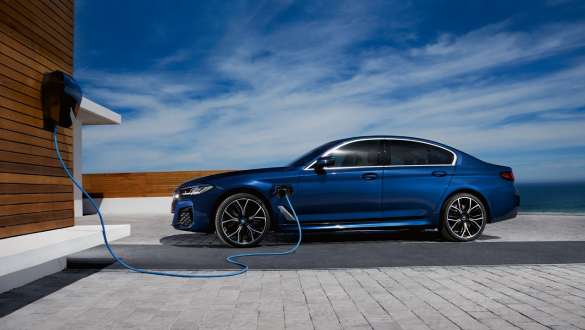 BMW Serie 5 Híbrido Enchufable 2021 G30 vista lateral BMW Serie 5 Híbrido Enchufable 2021 G30 vista lateral, junto a BMW Wallbox