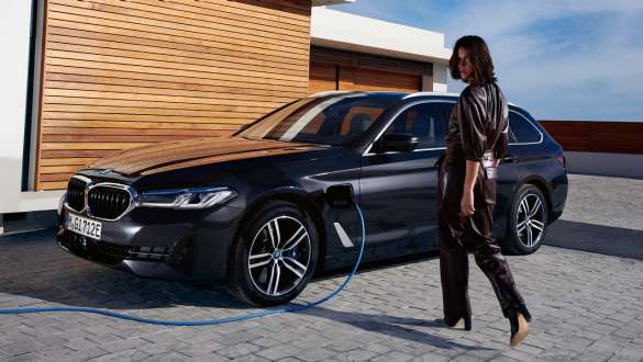 Híbrido Enchufable BMW Serie 5 Touring 2021 G31 LCI vista de tres cuartos del lateral, cargando Híbrido Enchufable BMW Serie 5 Touring 2021 G31 LCI vista de tres cuartos del lateral, cargando, con modelo