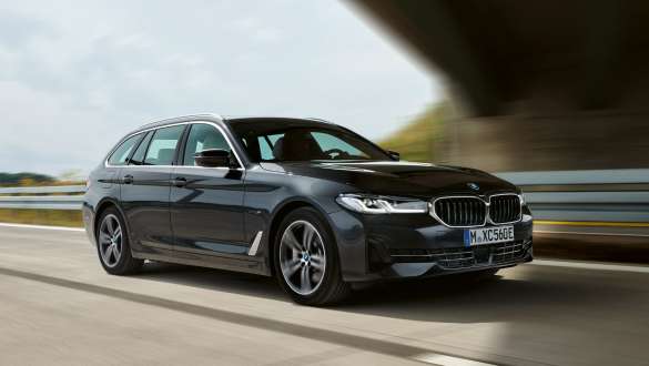 Híbrido Enchufable BMW Serie 5 Touring 2021 G31 LCI vista de tres cuartos del frontal, en marcha Híbrido Enchufable BMW Serie 5 Touring 2021 G31 LCI vista de tres cuartos del frontal, en marcha por la carretera