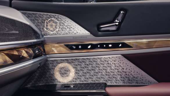 Sistema de sonido envolvente Bowers & Wilkins Diamond en la puerta del acompañante BMW Serie 7 G70 ICE Paquete M Sport BMW Serie 7 G70 ICE Paquete M Sport, vista del interior, sistema de sonido envolvente Bowers & Wilkins Diamond en la puerta del acompañante, primer plano