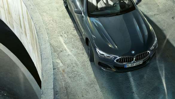 BMW M850i xDrive Dravitgrau metalizado, en marcha, frontal, vista superior, dirección activa integral. BMW M850i xDrive Dravitgrau metalizado, en marcha, frontal, vista superior, dirección activa integral.
